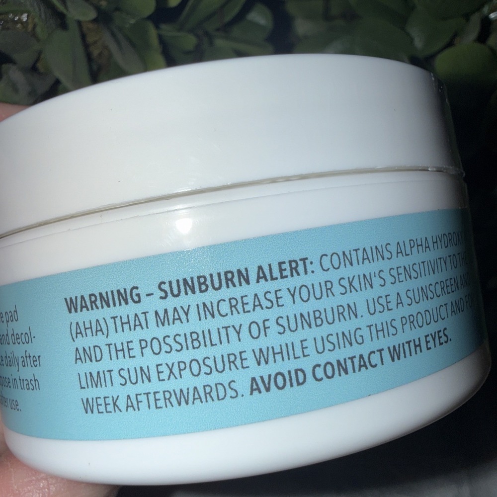 First Aid Beauty Facial Radiance Pads Glycolic + Lactic Sensitive Skin 28 Count - Picture 2 of 3